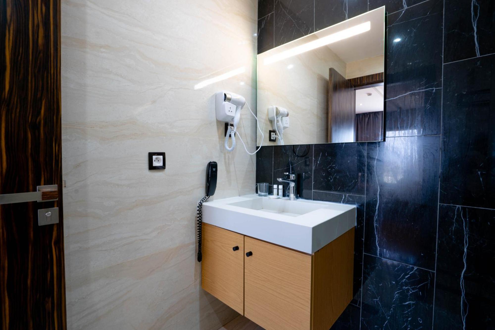 Razane Hotel Кенитра Экстерьер фото
